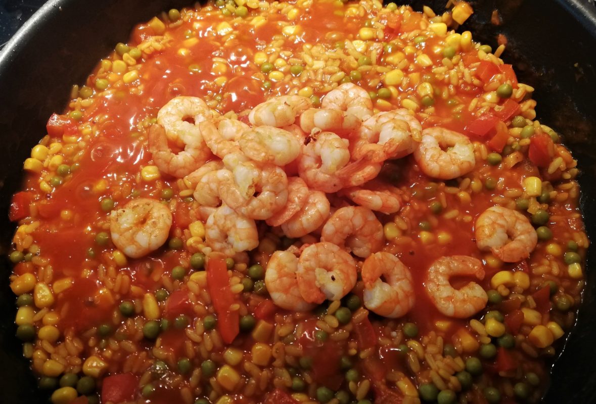 Einfache Paella mit Shrimps - holiday2be